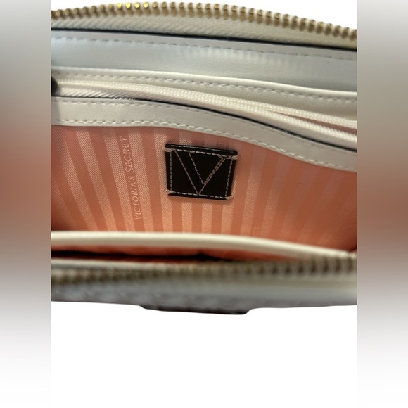 Victoria's Secret White Woven Zip-Around Wallet - Picture 4 of 8